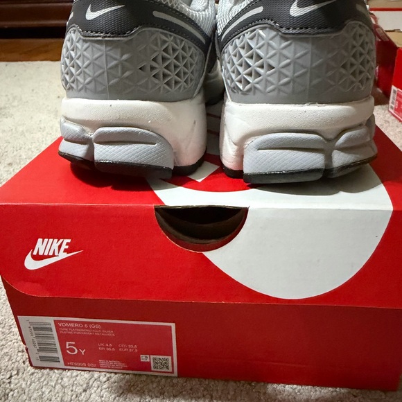 Nike Zoom Vomero 5 Silver and Black Sneakers - Picture 3 of 4